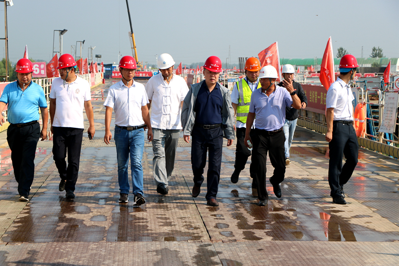 蚌埠市交通運輸局黨委書記、局長戴勇到G206-03標(biāo)項目檢查指導(dǎo)工作 照片 - 副本