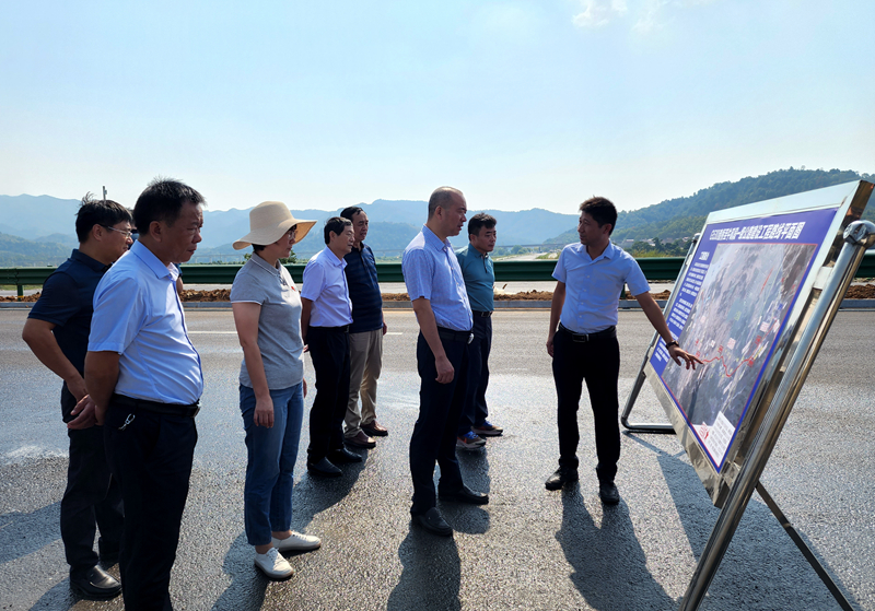 東至縣委副書記、縣長唐禮虎到G530查橋至牛磯段01標(biāo)調(diào)研指導(dǎo)工作