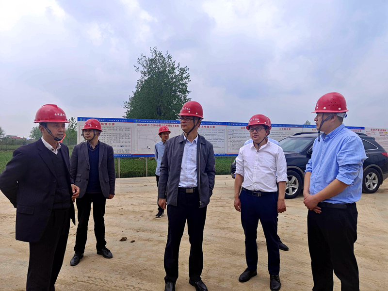 公司黨委副書記，工會主席王勝利到合周高速04標(biāo)指導(dǎo)工作并慰問一線員工2